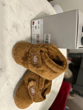 UGG Kids Plush Mittens in Chestnut Brown